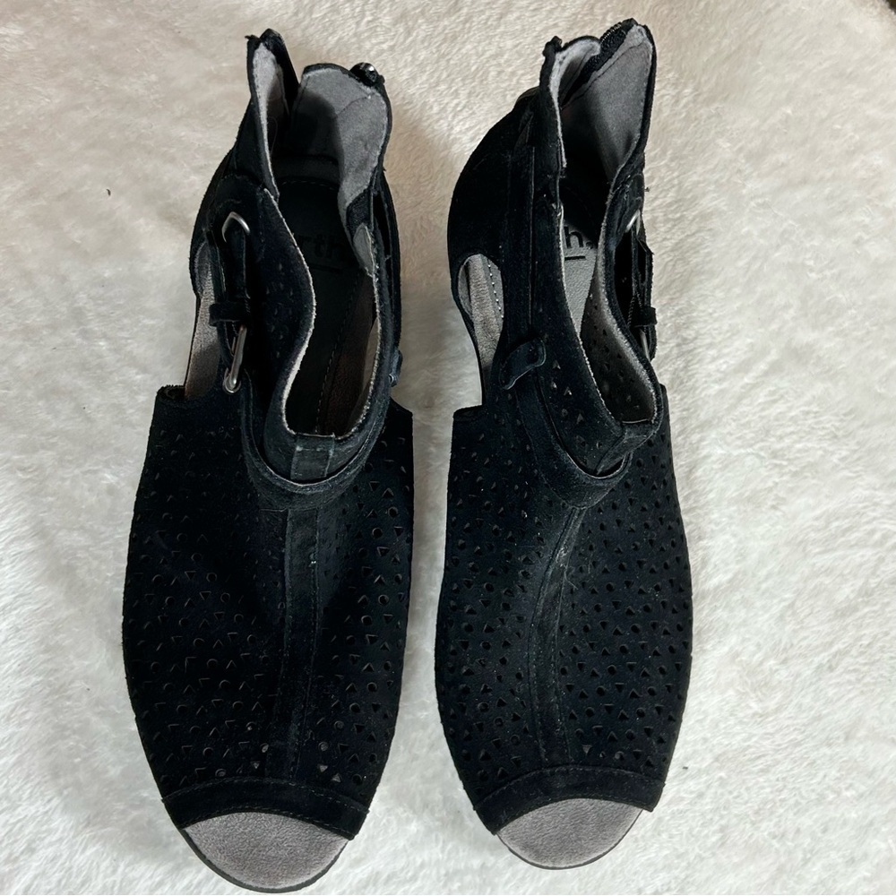 Earth Marietta S-Seren Black Suede Perforated Ankle Booties Peep Toe Zip Size 7 - Picture 1 of 11